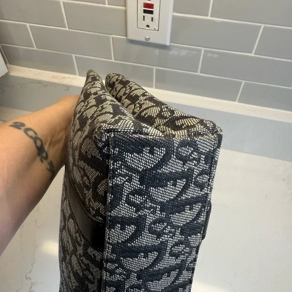 Elegant Black and Gray Dior Tote Bag - Picture 7 of 14